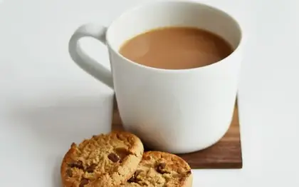Brown Sugar Oatmilk Shaken Espresso (Grande) + Bakery Pairing Est.
