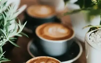 Chai Tea Latte (Grande) + Bakery Pairing Est.