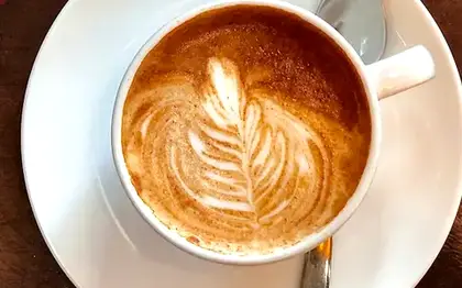 Dark Roast Brewed Coffee (Grande) — Light Ice