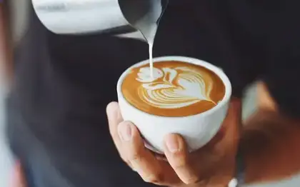 Caffè Latte (Grande) (Airport Premium Estimate)